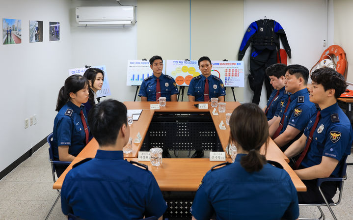 [서울=뉴시스] 윤석열 대통령 부인 김건희 여사가 28일 오후 서울 마포경찰서 용강지구대에서 자살시도자 구조 현장 경찰관들과 간담회를 하고 있다. (사진=대통령실 제공) 2023.08.28. photo@newsis.com *재판매 및 DB 금지