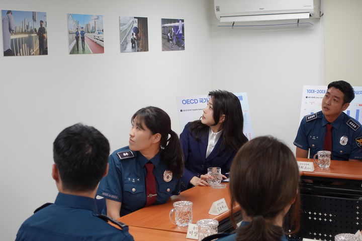 [서울=뉴시스] 윤석열 대통령 부인 김건희 여사가 28일 오후 서울 마포경찰서 용강지구대에서 열린 자살시도자 구조 현장 경찰관들과의 간담회에서 구조 활동 사진을 바라보고 있다. (사진=대통령실 제공) 2023.08.28. photo@newsis.com *재판매 및 DB 금지