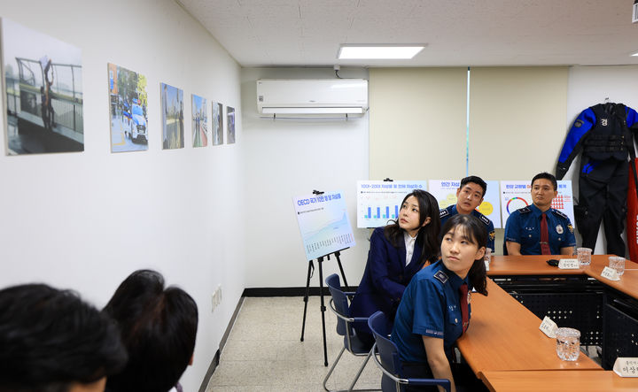 [서울=뉴시스] 윤석열 대통령 부인 김건희 여사가 28일 오후 서울 마포경찰서 용강지구대에서 열린 자살시도자 구조 현장 경찰관들과의 간담회에서 구조 활동 사진을 바라보고 있다. (사진=대통령실 제공) 2023.08.28. photo@newsis.com *재판매 및 DB 금지