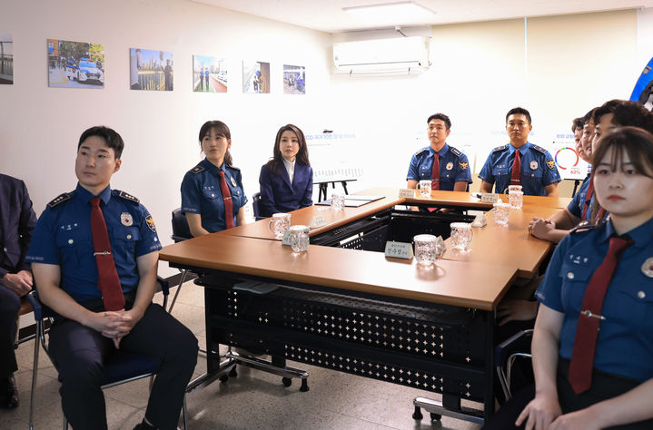 [서울=뉴시스] 윤석열 대통령 부인 김건희 여사가 28일 오후 서울 마포경찰서 용강지구대에서 열린 자살시도자 구조 현장 경찰관들과의 간담회에서 자살시도자 대응 및 구조 영상을 시청하고 있다. (사진=대통령실 제공) 2023.08.28. photo@newsis.com *재판매 및 DB 금지