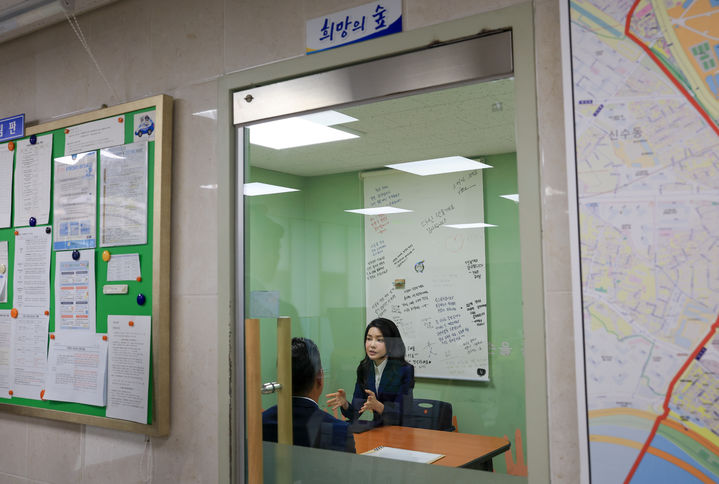 [서울=뉴시스] 윤석열 대통령 부인 김건희 여사가 28일 오후 서울 마포경찰서 용강지구대 ‘희망의 숲’(상담실)에서 자살 시도 경험이 있는 사람들과 극복 경험, 건의 사항 등 대화를 나누고 있다. (사진=대통령실 제공) 2023.08.28. photo@newsis.com *재판매 및 DB 금지