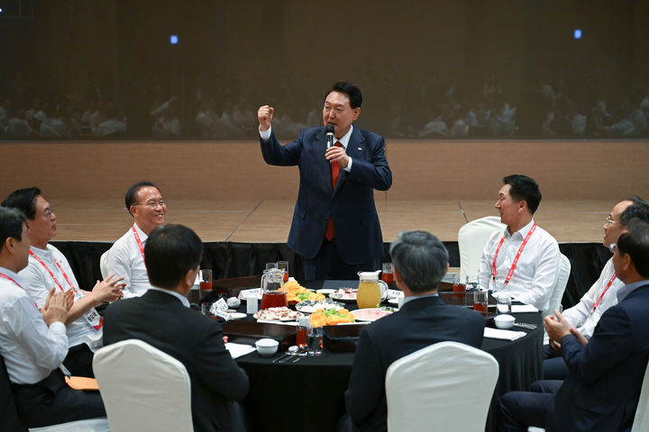 [인천=뉴시스] 윤석열 대통령이 28일 인천에서 열린 국민의힘 연찬회에서 발언하고 있다. (사진=대통령실 제공) 2023.08.28. photo@newsis.com *재판매 및 DB 금지