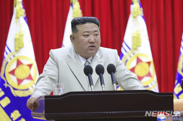 [평양=AP/뉴시스] 북한 조선중앙통신이 29일 제공한 사진에 김정은 북한국무위원장이 해군절을 맞아 지난 27일 해군 사령부를 방문해 연설하고 있다. 김 위원장은 한·미·일 정상회의를 거론하면서 한·미·일 정상을 '깡패 우두머리'라고 비난했다. 2023.08.29.