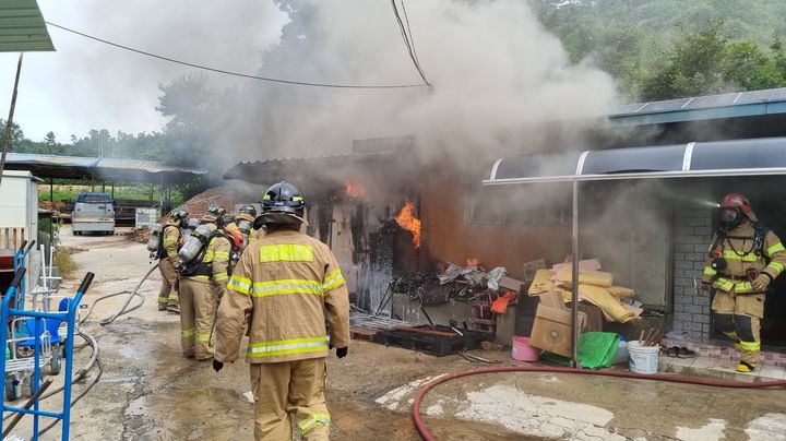 [안동=뉴시스] 28일 오전 11시1분께 경북 안동시 안막동의 한 단독주택 고추 건조기에서 화재가 발생했다. (사진=경북소방본부 제공) 2023.08.29. photo@newsis.com *재판매 및 DB 금지