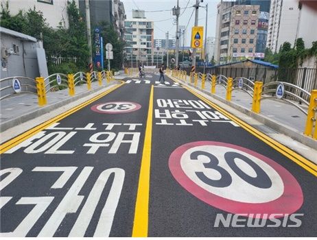 [전주=뉴시스]윤난슬 기자 = 속도제한 노면표시.(사진=전주시 제공) 