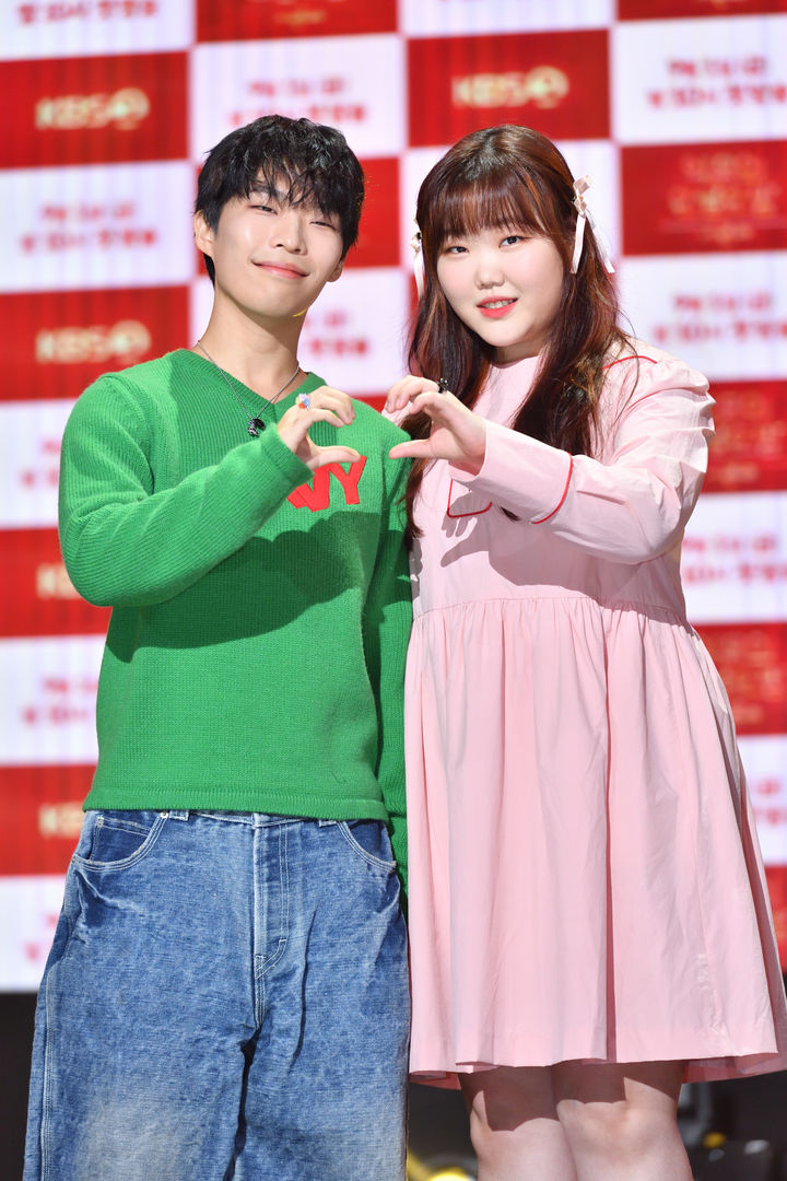 [서울=뉴시스] 남매 듀오 '악뮤' 이찬혁·이수현이 29일 서울 영등포구 KBS 아트홀에서 열린 KBS 2TV '더 시즌즈-악뮤의 오날오밤' 제작발표회에서 포즈를 취하고 있다. 2023.08.29. (사진=KBS 제공) photo@newsis.com *재판매 및 DB 금지