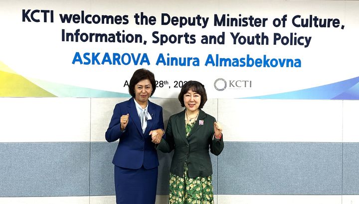 아이누라 아스카로바 키르기즈공화국 문화부 차관(왼쪽)이 한국문화관광연구원을 방문, 김세원 한국문화관광연구원장(오른쪽) 등을 만나 정책 협력방안을 모색했다. (사진=한국문화관광연구원 제공) photo@newsis.com *재판매 및 DB 금지