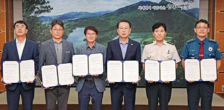 [괴산=뉴시스] 고속도로 재난상황 대비 업무협약. (사진=괴산군 제공) photo@newsis.com *재판매 및 DB 금지