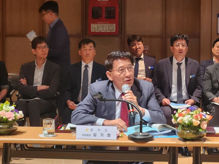 [수원=뉴시스] 29일 전남 영광군에서 전라남도시군의회의장협의회 주관으로 열린 대한민국시군자치구의회의장협의회 제252차 시·도 대표회의에서 김기정 수원시의회 의장이 발언하고 있다. (사진=수원시의회 제공) 2023.08.29. photo@newsis.com *재판매 및 DB 금지