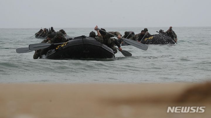 [서울=뉴시스] ﻿﻿한국과 미국 등이 인천상륙작전 73주년을 맞아 상륙작전 재연행사에 대해 중국 관영 언론이 ”한반도 긴장을 부추길 것“이라면서 견제의 목소리를 높였다. 사진은 지난 8월 28일 강원도 양양군 해상침투전술훈련장에서 한미 군인들이 해상침투 훈련을 진행 중인 모습. 2023.09.07