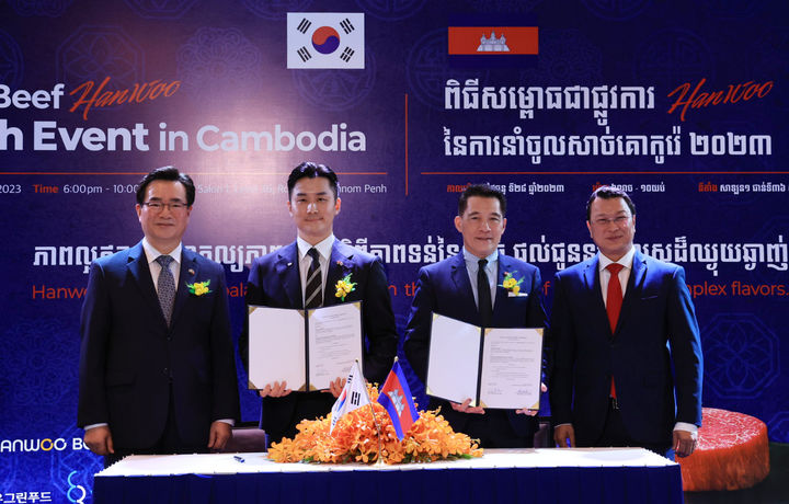 [서울=뉴시스] 정황근 농림축산식품부 장관이 28일(현지시간) 캄보디아 프놈펜 로즈우드 호텔에서 열린 2023년 캄보디아 한우 첫 수출 기념행사에 참석해 기념촬영 하고 있다. 왼쪽부터 정 장관, 이준호 기본 대표, 오스크메르 CEO, 듣 티나 캄보디아 농림수산부 장관. (사진=농림축산식품부 제공) 2023.08.29. photo@newsis.com *재판매 및 DB 금지