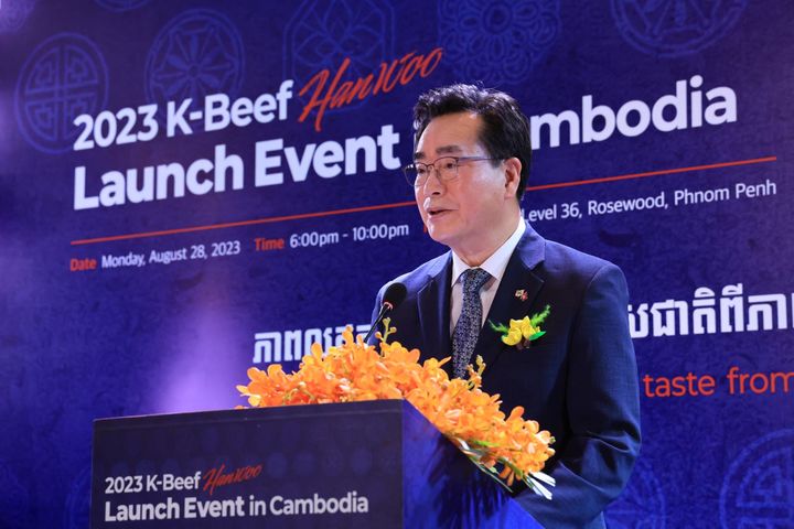 [서울=뉴시스] 정황근 농림축산식품부 장관이 28일(현지시간) 캄보디아 프놈펜 로즈우드 호텔에서 열린 2023년 캄보디아 한우 첫 수출 기념행사에 참석해 발언하고 있다. (사진=농림축산식품부 제공) 2023.08.29. photo@newsis.com *재판매 및 DB 금지