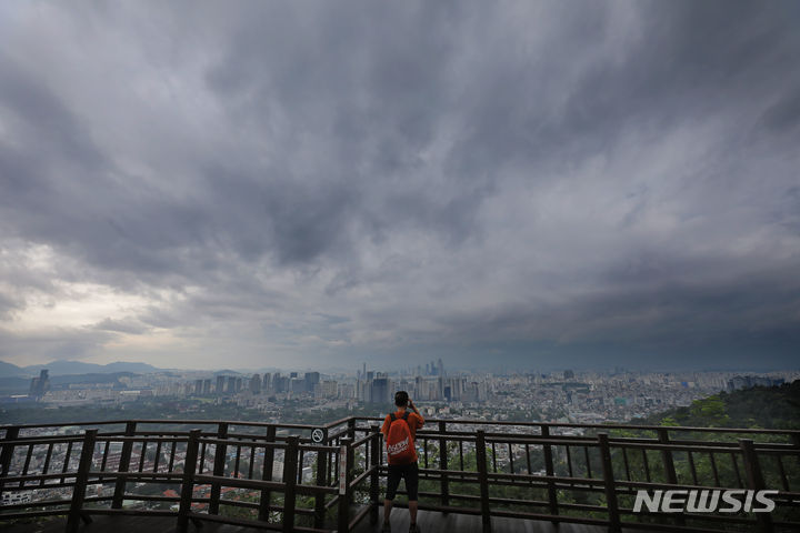 [서울=뉴시스] 김금보 기자 = 가을장마가 시작된 지난 29일 오전 서울 중구 남산에서 바라본 서울 시내에 먹구름이 드리워 있다. 2023.08.29. kgb@newsis.com