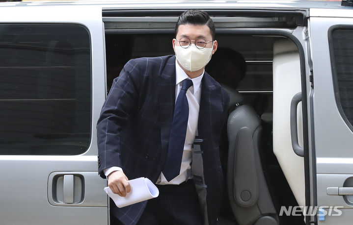 [서울=뉴시스] 김근수 기자 = 이상영 대우산업개발 회장이 29일 오전 서울 서초구 서울중앙지법에서 열린 특정경제범죄 가중철 등 에 관한 법률 위반(횡령·배임·사기) 등 혐의 관련 구속 전 피의자 심문(영장실질심사)를 받기 위해 법정으로 향하고 있다. 2023.08.29. ks@newsis.com