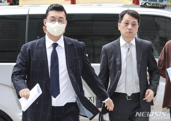 [서울=뉴시스] 김근수 기자 = 고위공직자범죄수사처(공수처)가 구속 수감 중인 한재준 대우산업개발 전 대표를 불러 수사 무마 청탁 명목으로 경찰 고위 간부에게 금품을 제공한 혐의에 대해 조사 중이다. 사진은 이상영(왼쪽) 대우산업개발 회장과 한 전 대표가 지난 8월29일 오전 서울 서초구 서울중앙지법에서 열린 특정경제범죄 가중철 등 에 관한 법률 위반(횡령·배임·사기) 등 혐의 관련 구속 전 피의자 심문(영장실질심사)를 받기 위해 법정으로 향하고 있는 모습. 2023.08.29. ks@newsis.com