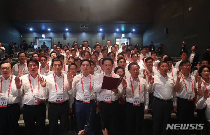 [인천=뉴시스] 추상철 기자 = 김기현 국민의힘 당 대표를 비롯한 국민의힘 의원들이 29일 오전 인천 중구 인천국제공항공사 인재개발원에서 열린 '국민과 함께 3대 개혁 완수-2023 국회의원 연찬회'에서 결의문 낭독을 하고 있다. 2023.08.29. scchoo@newsis.com