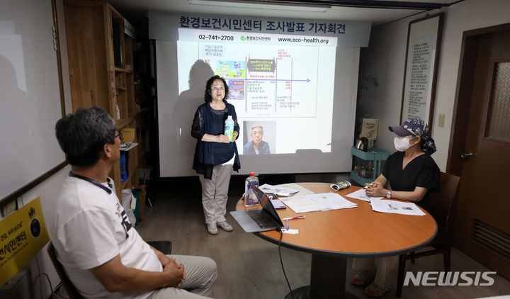 [서울=뉴시스] 김선웅 기자 = 가습기살균제 피해자들이 폐암도 '가습기살균제 관련 질환'으로 인정하고 피해를 신속하게 구제해 달라고 촉구했다. 사진은 피해자들이 증언하는 모습. 2023.08.29. mangusta@newsis.com