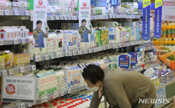 [서울=뉴시스] 김금보 기자 = 지난 8월 서울 시내 한 대형마트에서 손님들이 우유 상품을 살펴보고 있다. 2023.08.29. kgb@newsis.com