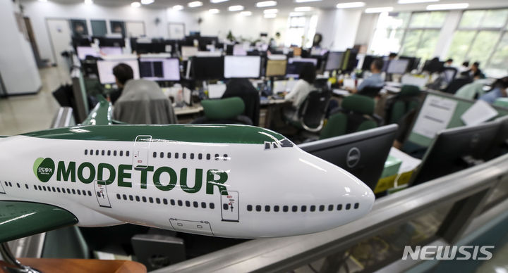 [서울=뉴시스] 정병혁 기자 = 정부가 추석 연휴 기간인 10월2일 하루를 '임시공휴일'로 지정하는 방안을 검토한다는 소식에 여행 업계가 연휴 특수를 기대하고 있다. 여행 업체에 문의가 잇따르고 있고, 하루 만에 해외여행 예약이 최고 두 배 가량 늘어난 것으로 나타났다. 29일 서울 중구 모두투어 사무실에서 직원들이 업무를 보고 있다. 2023.08.29. jhope@newsis.com