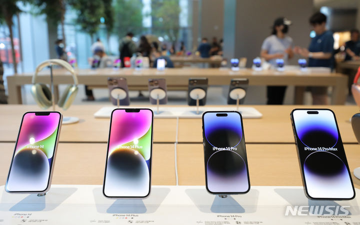 [서울=뉴시스] 김금보 기자 = 29일 서울 중구 애플스토어 명동점에 아이폰이 전시되어 있다. 올해 상반기 전세계에서 가장 많이 출하된 스마트폰은 애플의 '아이폰14 프로 맥스'인 것으로 나타났다. 삼성전자는 '갤럭시 A14'를 비롯해 5~9위를 차지했다. 2023.08.29. kgb@newsis.com