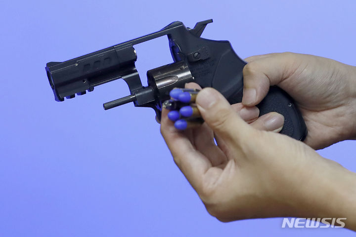 [서울=뉴시스] 최동준 기자 = 경찰청이 29일 서울 서대문구 본청에서 저위험 권총을 공개하고 있다. 2023.08.29. photocdj@newsis.com