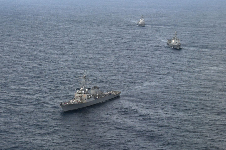 [서울=뉴시스] 최동준 기자 = 사진은 2023년 9월 23일 한미 해군과 일본 해상자위대가 제주 남방 공해상에서 북한 위협 대응 한미일 해상 미사일 방어 훈련을 실시하고 있는 모습. 한국 해군의 이지스구축함 율곡이이함과 미국 이지스구축함 벤폴드함, 일본 해상자위대 이지스구축함 하구로함이 참가했다. (사진=미 해군 제공) 2025.12.17. photo@newsis.com *재판매 및 DB 금지