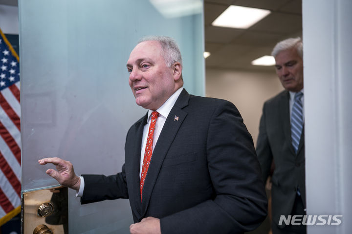 [워싱턴=AP/뉴시스]공화당 2인자로 꼽히는 스티브 스컬리스 하원 원내대표가 4일(현지시간) 차기 하원의장 선거에 출마한다고 공식 발표했다. 사진은 지난 6월6일 스컬리스 원내대표가 미 국회의사당 회의에 참석하느 ㄴ모습. 2023.10.05