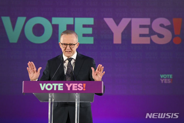 [애덜레이드(호주)=AP/뉴시스]앤서니 앨버니즈 호주 총리가 30일 호주 애덜레이드에서 의회에 원주민들의 목소리를 반영하기 위한 기구 창설 여부를 묻는 호주 국민투표에서 찬성 투표를 해줄 것을 호소하고 있다. 그는 이날 오는 10월14일 국민투표를 실시할 것이라고 발표했다. 2023.08.30.