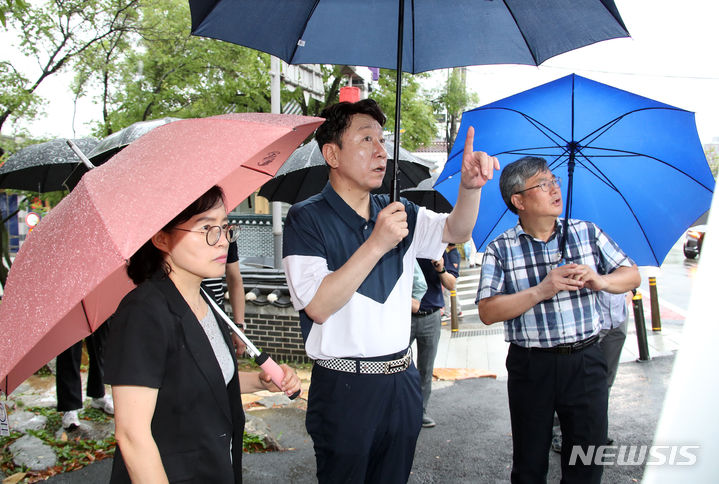 [전주=뉴시스]윤난슬 기자 = 오목대 자만마을 전주 혈맷잇기 사업 현장방문한 우범기 전주시장.(사진=전주시 제공) 