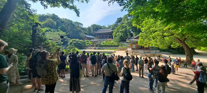 [서울=뉴시스] 창덕궁 후원 부용지 권역의 관람객들 (사진=문화재청 제공) 2023.08.30. photo@newsis.com *재판매 및 DB 금지