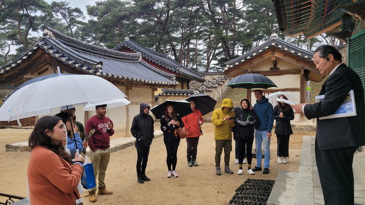 소수서원 강학당에서 외국인 생태관광 프로그램을 진행하고 있다. (사진=영주시 제공) *재판매 및 DB 금지