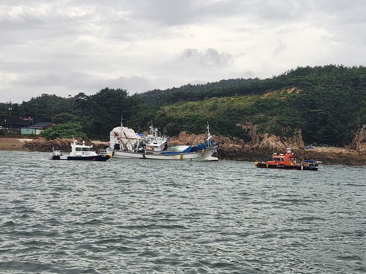 29일 오전 충남 태안군 근흥면 신진항 내 정박 중이던 36t급 어선이 내부에 승선원이 없는 상태에서 계류줄이 풀려 마도 해변까지 표류한 뒤 얕은 물이나 모래에 걸려있다.(사진=태안해양경찰서 제공)  *재판매 및 DB 금지