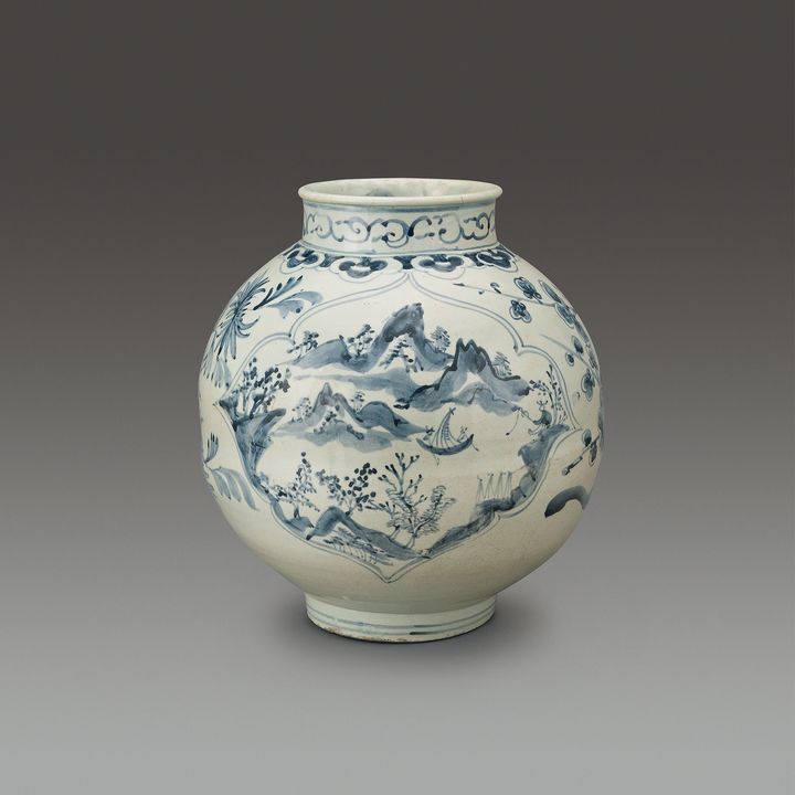 4000만원에 낙찰된 <백자청화산수문호>, 32.2×35.2(h)cm, JoSeon Period *재판매 및 DB 금지