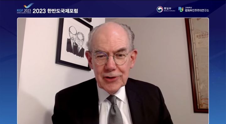 [서울=뉴시스] 존 미어샤이머 미국 시카고대 정치학과 교수가 30일 서울 웨스틴조선호텔에서 열린 '2023 한반도 국제포럼'(KGF 2023)에서 온라인상으로 기조 강연을 하고 있다. 2023.08.30. (사진=KGF 2023 생중계 화면 캡처) *재판매 및 DB 금지