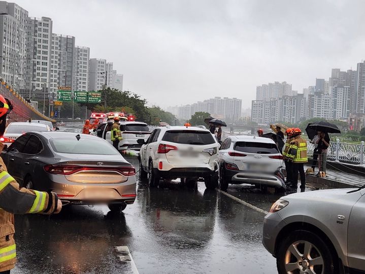 [대구=뉴시스] 30일 오전 8시58분께 대구 신천대로 상동교 하단도로 합류 지점에서 8중 추돌사고가 발생했다. (사진=대구 남부경찰서 제공) 2023.08.30. photo@newsis.com *재판매 및 DB 금지