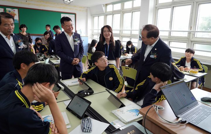 [부산=뉴시스] 부산시교육청은 30일 사하구 당리중학교에서 학생 개개인의 학력을 진단해 그에 따른 맞춤형 보정 학습으로 깜깜이 교육을 해소하고, 사교육비 경감에 기여할 AI 학습지원 플랫폼 '부산학력향상지원시스템'(BASS)의 시범 오픈 행사를 열고 운영을 시작했다고 밝혔다. (사진=부산교육청 제공) 2023.08.30. photo@newsis.com *재판매 및 DB 금지