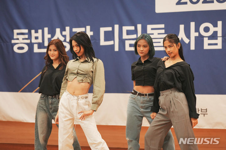 [서울=뉴시스] 인도네시아 걸그룹 '스타비(StarBe)'의 신곡 '뱅(BANG)' 무대. (사진= 한국국제문화교류진흥원 제공) 2023.08.30. photo@newsis.com