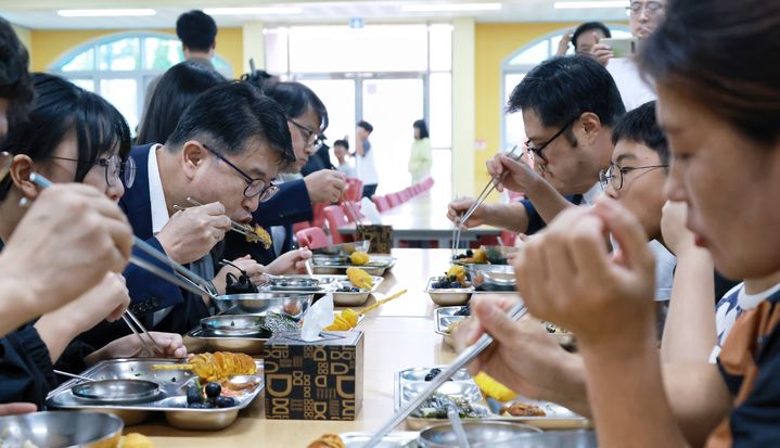 [세종=뉴시스] 장상윤 교육부 차관(왼쪽)이 30일 낮 충남 부여군 백제초등학교를 방문해 급식으로 나온 자반고등어구이를 먹고 있다. 이날 급식에 사용된 고등어는 국내산으로 전해졌다. (사진=교육부 제공). 2023.08.30. photo@newsis.com *재판매 및 DB 금지