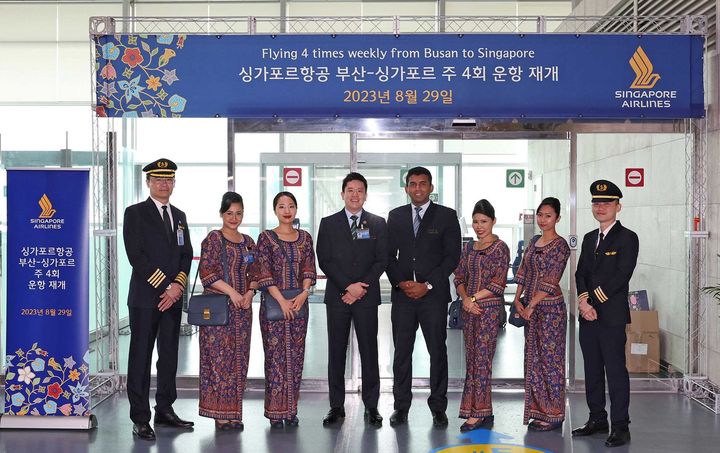 [부산=뉴시스] 29일 부산 김해국제공항 국제선터미널에서 싱가포르항공이 운항하는 부산~싱가포르 노선 재운항 기념식이 열렸다. (사진=싱가포르항공 제공) *재판매 및 DB 금지