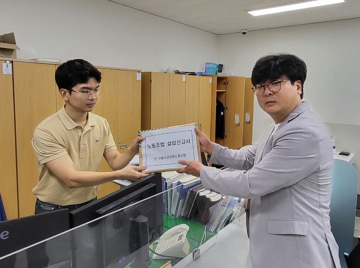 유철환 안동시 공무원노동조합 위원장이 고용노동부 안동지청에 기업별 노조 설립을 신고하고 있다. (사진=안동시 공무원노조 제공) *재판매 및 DB 금지