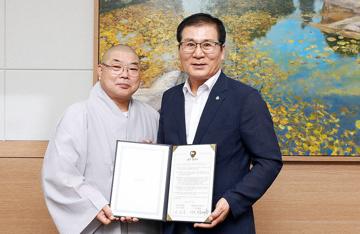 [함평=뉴시스] 이상익 함평군수와 용천사 혜용 주지스님이 30일 함평군청에서 꽃무릇 축제와 용천사권 관광개발사업 추진을 위한 업무협약을 체결하고 있다. 2023.08.30 (사진=함평군 제공) photo@newsis.com *재판매 및 DB 금지