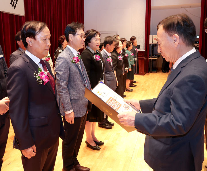포상을 전수하는 설동호(오른쪽) 대전시교육감 *재판매 및 DB 금지
