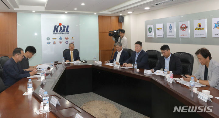 [서울=뉴시스] 김금보 기자 = 30일 오전 서울 강남구 KBL에서 '제29기 제3차 KBL 이사회'가 진행되고 있다. 이날 이사회에서는 전주 KCC 이지스의 연고지 이전에 대한 안건을 논의했다. 2023.08.30. kgb@newsis.com