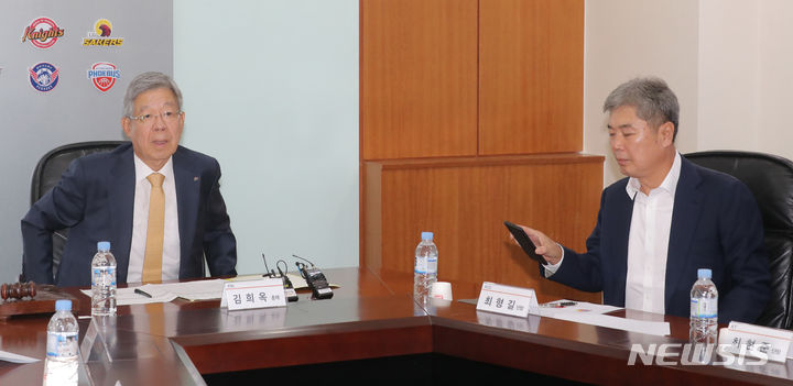 [서울=뉴시스] 김금보 기자 = 김희옥(왼쪽) KBL 총재와 최형길 KCC 단장이 30일 오전 서울 강남구 KBL에서 열린 '제29기 제3차 KBL 이사회'에 참석하고 있다. 이날 이사회에서는 전주 KCC 이지스의 연고지 이전에 대한 안건을 논의했다. 2023.08.30. kgb@newsis.com