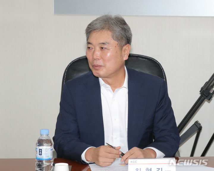 [서울=뉴시스] 김금보 기자 = 최형길 KCC 단장이 30일 오전 서울 강남구 KBL에서 열린 '제29기 제3차 KBL 이사회'에서 발언하고 있다. 이날 이사회에서는 전주 KCC 이지스의 연고지 이전에 대한 안건을 논의했다. 2023.08.30. kgb@newsis.com