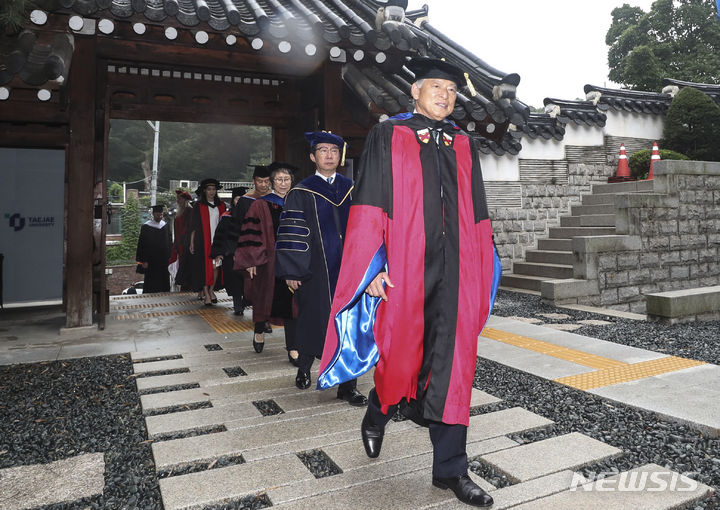 [서울=뉴시스] 김근수 기자 = 염재호 태재대학교 초대 총장과 교수진들이 30일 서울 종로구 태재대학교에서 열린 1기 신입생 입학식장으로 입장하고 있다. 2023.08.30. ks@newsis.com