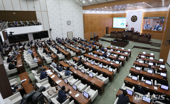 [서울=뉴시스] 권창회 기자 =지난달 30일 오전 서울 중구 서울시의회에서 열린 제320회 임시회 제3차 본회의에서 시정질문이 진행되고 있다. 2023.08.30. kch0523@newsis.com