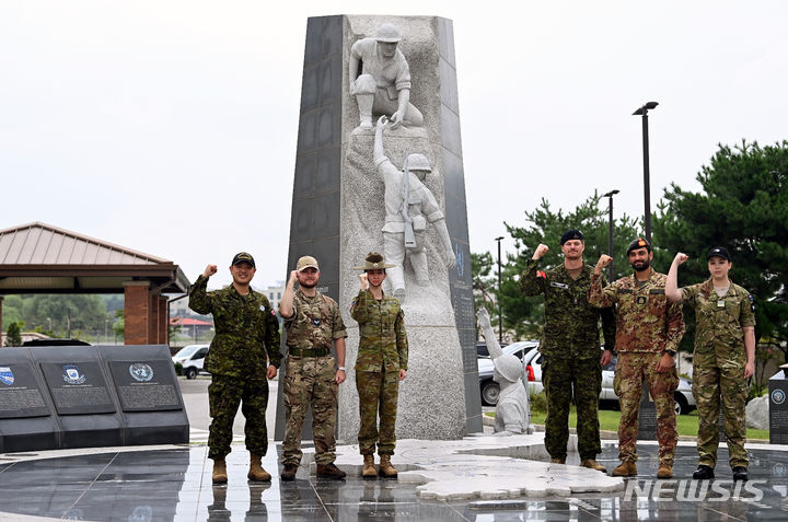 [평택=뉴시스] 사진공동취재단 = 유엔사 증원군들이 8월30일 오전 경기 평택시 미군부대 험프리 내 유엔군 한국전쟁 기념비에서 기념 촬영을 하고 있다. 2023.11.13. photo@newsis.com
