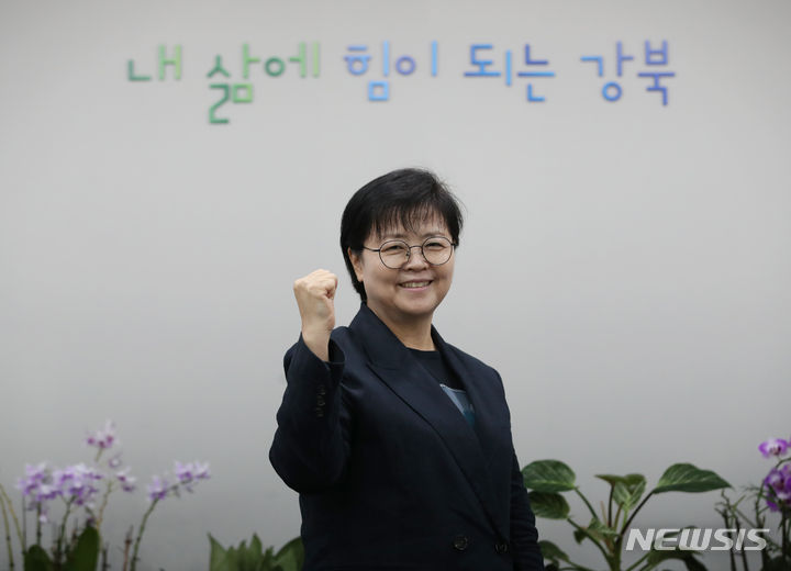 [서울=뉴시스] 고승민 기자 = 이순희 서울 강북구청장이 구청 집무실에서 뉴시스와 인터뷰 전 포즈를 취하고 있다. 2023.09.03. kkssmm99@newsis.com