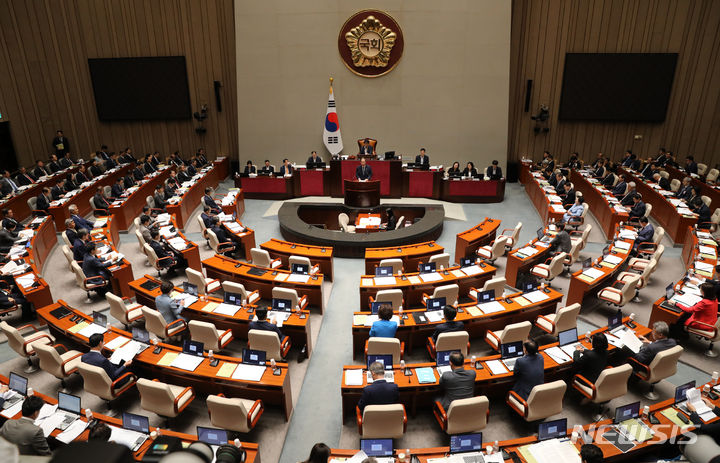 [서울=뉴시스] 고범준 기자 = 한덕수 국무총리가 지난 30일 오전 서울 여의도 국회 본관 예결위회의장에서 열린 예산결산특별위원회 전체회의에서 인사말을 하고 있다. 2023.08.31. bjko@newsis.com